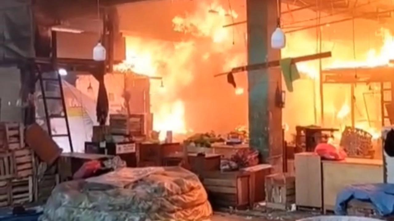 Momen Seorang Pria Selamatkan Diri dari Kebakaran di Pasar Induk Kramat Jati