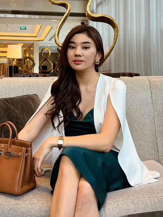 Clara terlihat menawan mengenakan cape blazer berwarna putih yang dipadukan dengan dress berwarna gelap. Perpaduan blazer dengan dress membuat tampilannya terlihat mewah. (Instagram/@clarashintareal)