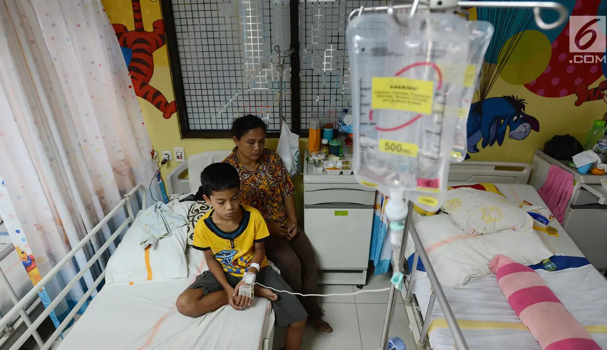 Seorang anak penderita demam berdarah (DBD) menjalani perawatan di Rumah Sakit Umum Daerah (RSUD) Pasar Rebo, Jakarta, Jumat (1/2). Saat ini RSUD Pasar Rebo merawat sebanyak 27 pasien demam berdarah terdiri anak anak dan dewasa. (Merdeka.com/Imam Buhori)