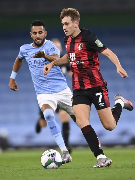 Gelandang Bournemouth, David Brooks membawa bola dari kejaran gelandang Manchester City, Riyad Mahrez  pada pertandingan putaran ketiga Piala Liga Inggris di City of Manchester Stadium di Manchester, Inggris, Kamis (24/9/2020). City menang tipis atas Bournemouth 2-1. (Laurence Griffiths/Pool via AP)