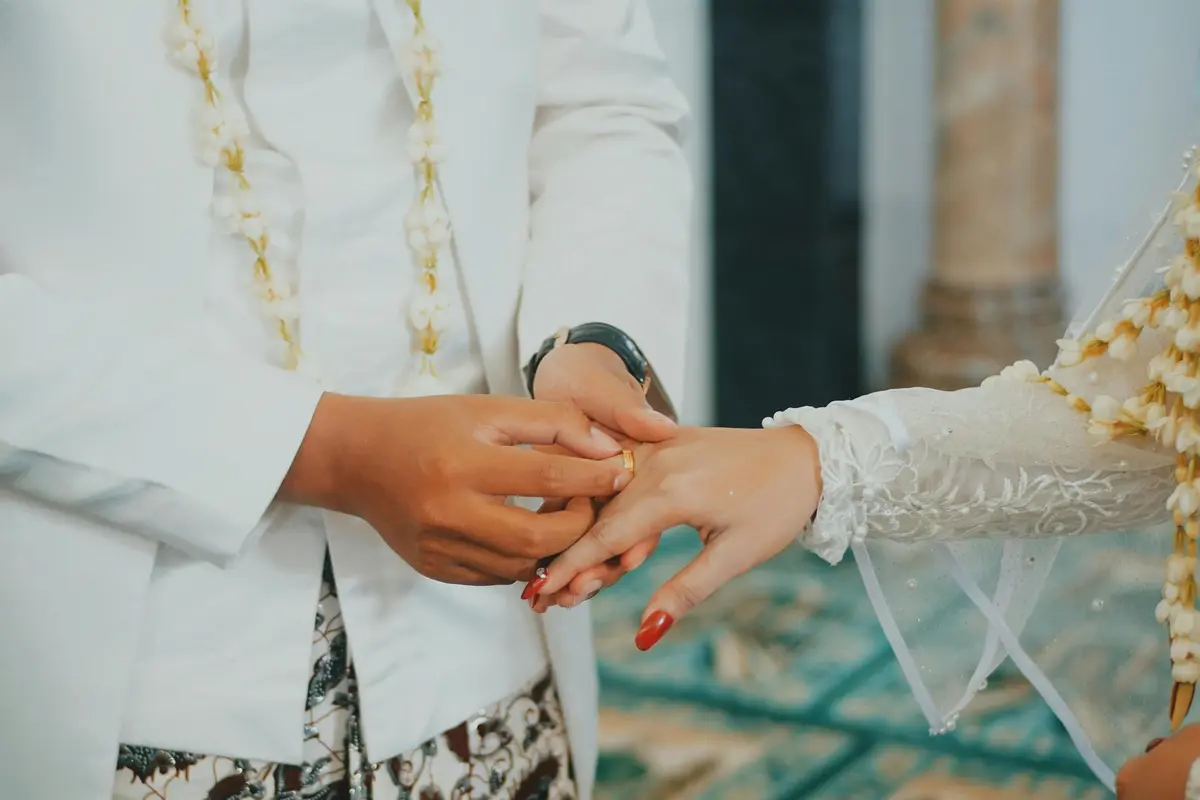 couple maret persiapan menikah