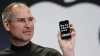 Steve Jobs memperkenalkan iPhone generasi pertama di panggung Macworld Conference & Expo, San Francisco pada 2007. Dok: uk.businessinsider.com