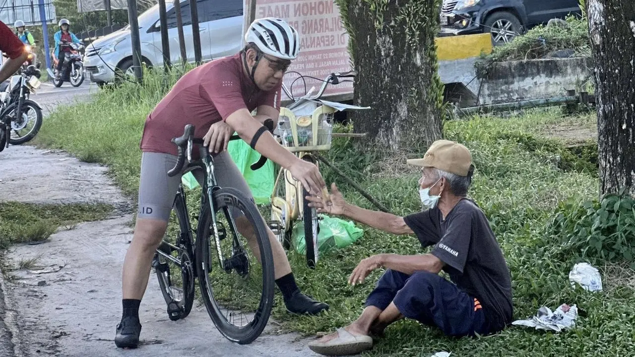 Kepala Kepolisian Daerah (Kapolda) Kalimantan Tengah (Kalteng) Irjen Pol Djoko Poerwanto mengunjungi sejumlah titik, Sabtu 30 Maret 2024. Kunjungan dilakukan untuk melihat kondisi warga Kota Palangkaraya yang harus bekerja di bawah terik matahari demi men