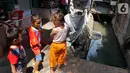 Anak-anak bermain di sekitar tempat tinggalnya di Gang Sekretaris, RT 015/RW 007 Tanjung Duren Utara, Jakarta Barat , Selasa (8/10/2019). Warga di kawasan tersebut tidak memiliki septic tank sehingga limbah hasil BAB langsung mengalir ke kali. (Liputan6.com/Herman Zakharia)