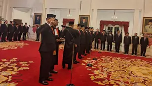 Presiden Joko Widodo atau Jokowi melakukan reshuffle atau perombakan kabinet, Senin (17/7/2023). Jokowi melantik Menteri Komunikasi dan Informatika (Menkominfo) dam sejumlah wakil menteri (wamen) di Istana Negara Jakarta (Liputan6.com/Lizsa Egeham)