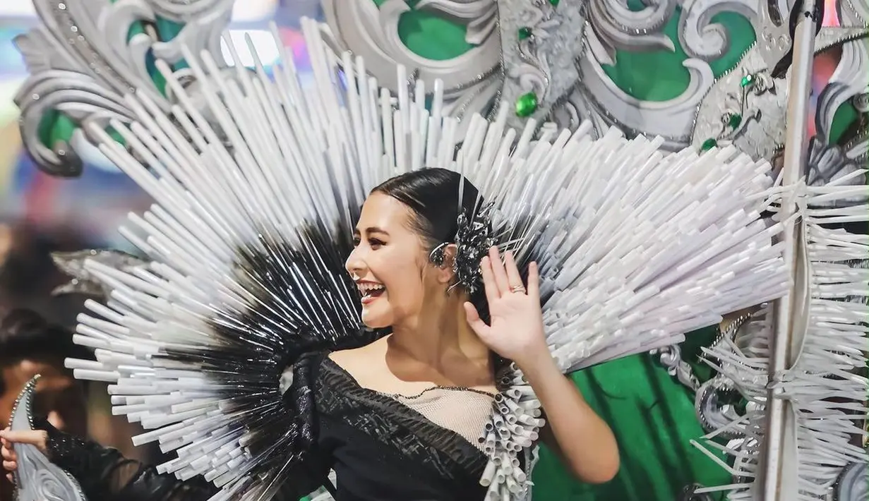 Sedotan yang digunakan merupakan sedotan bekas sebagai bentuk peduli lingkungan [@prillylatuconsina96]