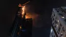 Kebakaran melanda lokasi konstruksi di Hong Kong, Jumat (3/3/2023). Kebakaran melanda lantai atas gedung pencakar langit yang sedang dibangun di daerah Tsim Sha Tsui, Hong Kong, dini hari waktu setempat. (AP Photo/Louise Delmotte)