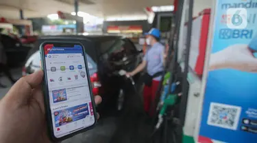 Warga menunjukan aplikasi MyPertamina saat mengisi bahan bakar pertalite di SPBU Pertamina Abdul Muis, Jakarta, Kamis (30/6/2022). PT Pertamina (Persero) melalui anak usahanya, PT Pertamina Patra Niaga, akan melakukan uji coba pembelian Pertalite dan Solar secara terbatas bagi pengguna yang sudah terdaftar pada sistem MyPertamina, mulai 1 Juli mendatang. (Liputan6.com/Faizal Fanani)