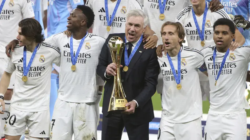 Raih Trofi Piala Interkontinental 2024, Carlo Ancelotti Kukuhkan Diri  Sebagai Pelatih Tersukses di Real Madrid - Dunia Bola.com