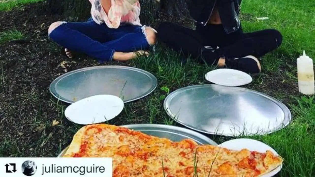 [Bintang] Ini Nih Pizza yang Nggak Bakalan Rela Kamu Bagi-bagi