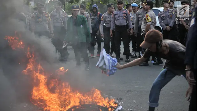 Protes Utang Negara, Mahasiswa Bakar Ban di Depan Istana