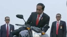 Berita video momen Presiden Republik Indonesia, Jokowi (Joko Widodo), saat menghadiri pembukaan Asian Games 2018 dengan aksi yang menjadi viral dan mengagumkan.