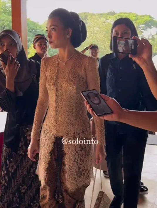 Pulasan lipstik merah dan nuansa merah muda untuk riasan wajahnya menyempurnakan keseluruhan penampilannya. [Foto: Instagram/soloinfo]