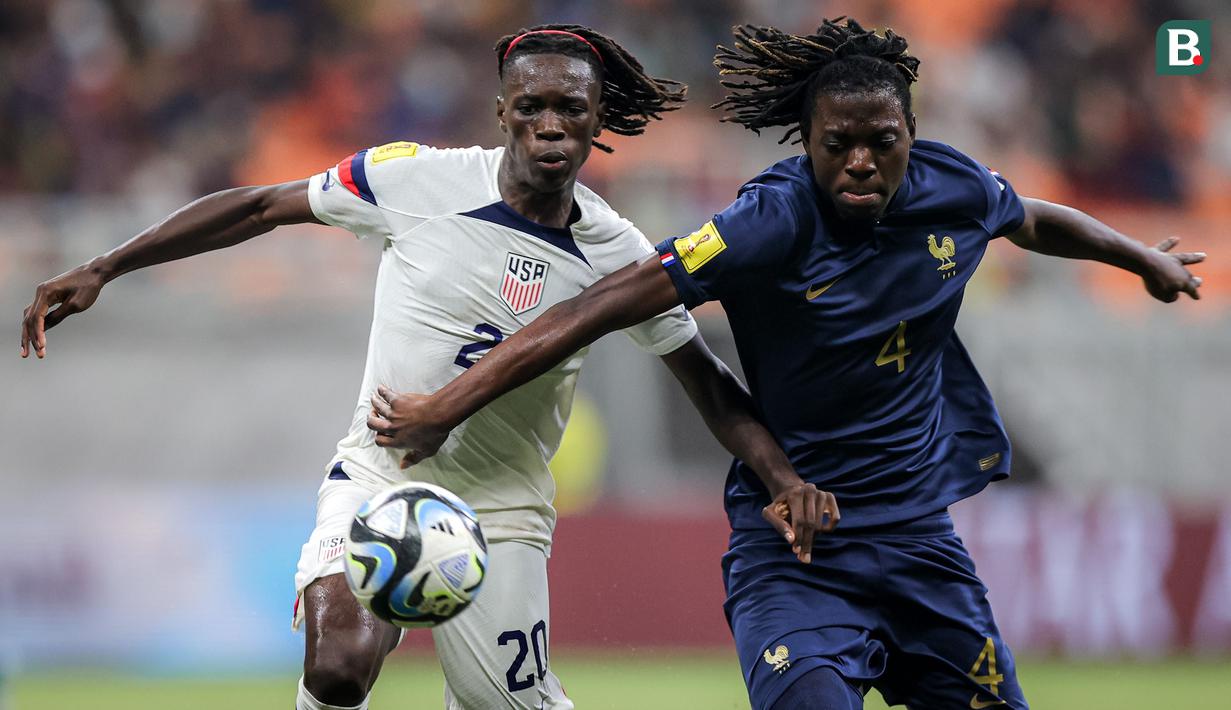 <p>Pemain Timnas Amerika Serikat U-17, Bryce Jamison (kiri) berebut bola dengan pemain Timnas Prancis U-17, Bastien Meupiyou pada laga ketiga Grup E Piala Dunia U-17 2023 di Jakarta International Stadium, Jakarta Utara, Sabtu (18/11/2023). (Bola.com/Bagaskara Lazuardi)</p>