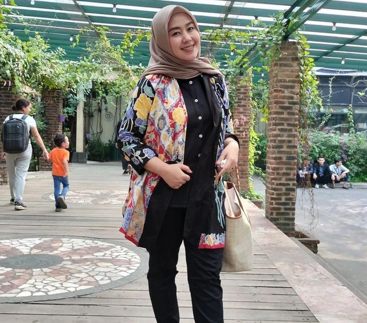 Gita KDI cukup aktif di media sosial, terutama Instagram. Dia kerap membagikan foto-foto terbarunya. Penampilan Gita KDI mencuri perhatian netizen. Potretnya dipuji cantik dengan balutan busana hijab yang dia kenakan. Belum lagi dengan aksesoris yang dia 