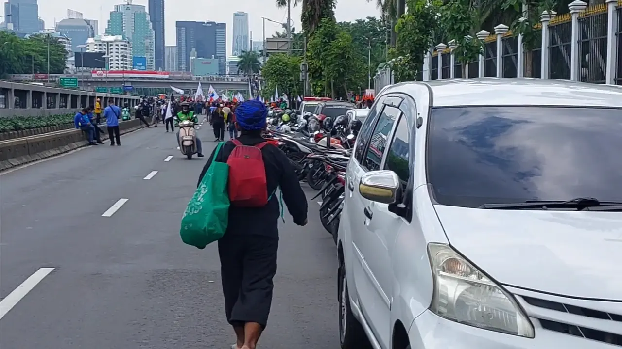 Warga badui Rasja ikut bergabung dengan ribuan buruh untuk mengikuti demo di Gedung DPR/MPR. (Liputan6.com/Arief)