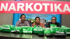 Humas Badan Narkotika Nasional (BNN) melakukan konferensi pers di gedung BNN, Jakarta, Jumat (20/3/2015). BNN menyita barang bukti berupa 25,25 kg sabu.(Liputan6.com/Helmi Afandi)
