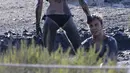 Akibat aksinya ini tubuh Gotze dan Ann penuh dengan lumpur. Tetapi mereka terlihat menikmati sensasi mandi lumpur ini, Formentera, Spanyol (Dailymail)