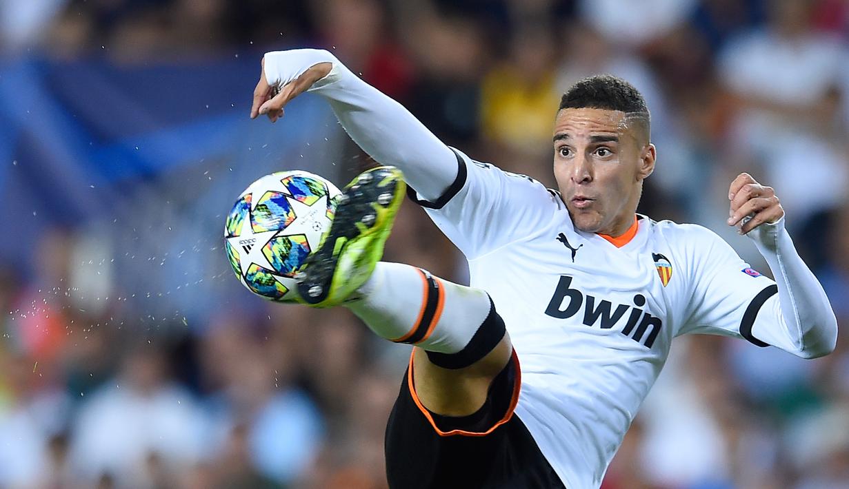 4. Rodrigo (9 assist) - Pemain asal Brasil ini mampu menunjukan kualitasnya sebagai penyerang di skuat Valencia. Rodrigo telah mencatatkan 9 assist dari 27 laganya bersama Valencia di kompetisi La Liga musim ini. (AFP/Jose Jordan)