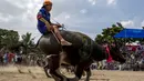 Aksi seorang joki yang memacu kerbaunya dalam festival balap kerbau di Chonburi, Thailand (26/10/2015). Festival tahunan itu diikuti puluhan petani di Chonburi untuk merayakan panen padi. (Reuters/Athit Perawongmetha)