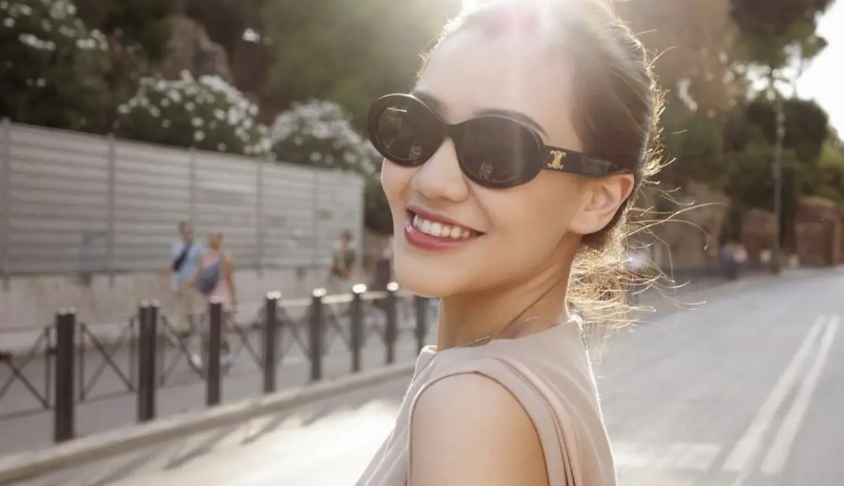 Penampilannya semakin memikat dengan gaya rambut ikat yang begitu effortless. [Foto: Instagram/ Aaliyah Massaid]