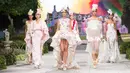 Fesyen yang dirancang oleh Fetty terlihat anggun dan feminim.  ( Desmond Manullang/Bintang.com)