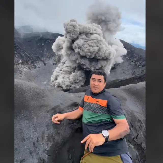 Viral Aksi Pendaki Rekamn Letusan Gunung Dukono, Warganet Singgung Soal Keelamatan