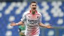 Pemain AC Milan, Alexis Saelemaekers, melakukan selebrasi usai mencetak gol ke gawang Sassuolo pada laga Liga Italia di Stadion Mapei, Minggu (20/12/2020). AC Milan menang dengan skor 2-1. (Spada/LaPresse via AP)