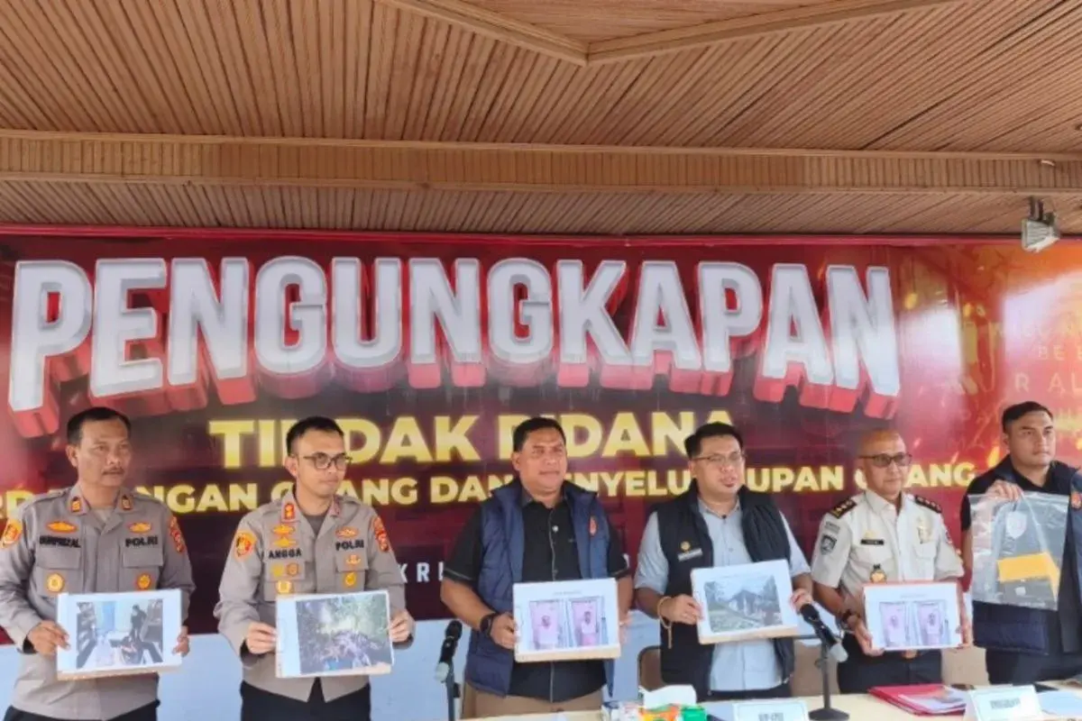 Direktur Ditreskrimum Polda Riau Kombes Pol Hasyim Risahondua bersama jajaran Polres Dumai memperlihatkan barang bukti penyelundupan WNI dan WNA (Istimewa)
