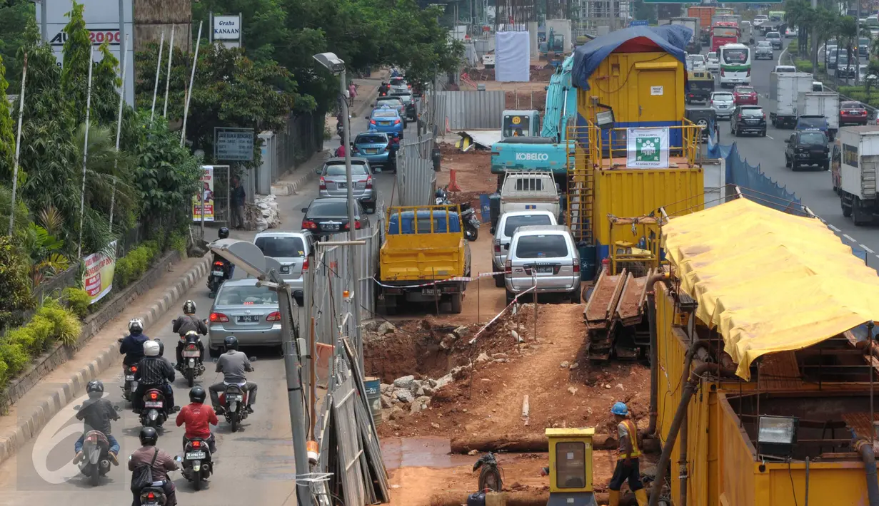 Kendaraan berjalan tersendat di samping pembangunan jalur Mass Rapid Transit (MRT) di kawasan Fatmawati, Jakarta, Rabu (6/4). Pengoperasian MRT diprediksi molor dari jadwal yang ditargetkan akibat terkendala pembebasan lahan. (Liputan6.com/Helmi Affandi)