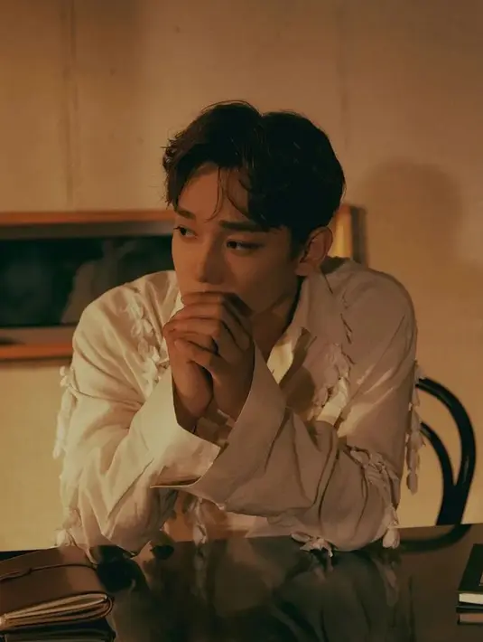 Pemilik nama asli Kim Jong Dae ini akan kembali tampil dengan mini album bertajuk Last Scene. Chen akan merilis mini album solonya pada 31 Oktober 2022 mendatang. (Instagram/@weareone.exo)