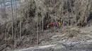 Petugas penyelamat melakukan operasi pencarian pascaerupsi Gunung Semeru di Desa Curah Kobokan, Lumajang, Jawa Timur, 10 Desember 2021. Saat ini, operasi pencarian korban erupsi Gunung Semeru terkendala material yang menimbun masih panas. (Juni Kriswanto/AFP)