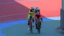 Dan, target utama yang dicanangkan Ayustina Delia Priatna untuk SEA Games 2025 Thailand, yakni satu medali emas, telah berhasil dipenuhi. Tampak dalam foto, pembalap sepeda Indonesia, Ayustina Delia Priatna (kanan) dipeluk Jutatip Maneephan dari Thailand usai menyelesaikan lomba nomor trek scratch putri di Hua Mark Velodrome, Bang Kapi, Bangkok, Kamis (18/12/2025). (Bola.com/Bagaskara Lazuardi)