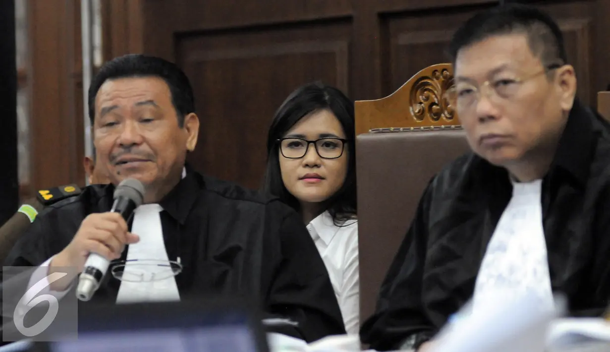 Jessica Kumala Wongso tampil beda saat mengikuti persidangan ke 25 di PN Jakpus, Senin (26/9). Jessica mengenakan kacamata saat sidang menghadirkan ahli hukum pidana dari Universitas Islam Indonesia, Mudzakkir. (Liputan6.com/Helmi Afandi)