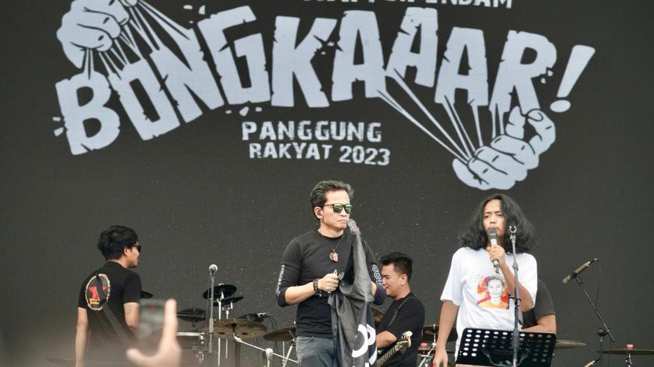 Fajar Merah (kaos putih), anak dari penyair dan aktivis hak asasi manusia (HAM), Wiji Thukul (Istimewa)