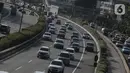 Kendaraan melintas di ruas Tol Dalam Kota, Jakarta, Kamis (30/1/2020). Terhitung mulai 1 Februari 2020, tarif Tol Dalam Kota untuk golongan I naik dari Rp 9.500 menjadi Rp 10.000 dan golongan II naik dari Rp 11.500 menjadi Rp 15.000. (Liputan6.com/Herman Zakharia)