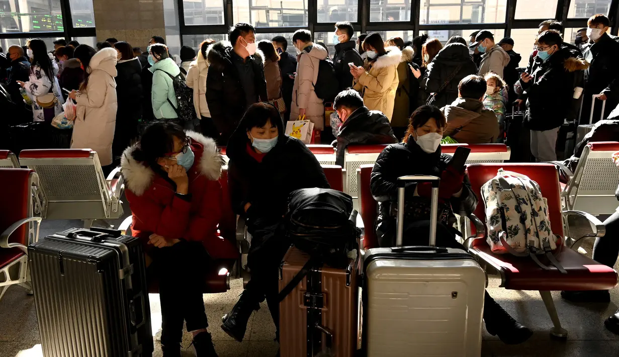 Sejumlah penumpang mengantre di stasiun kereta api Beijing Barat di Beijing, Kamis (27/1/2022). Tahun Baru Imlek 2022 yang jatuh pada 1 Februari mendatang akan jadi tahun shio macan. (AFP/Noel Celis)