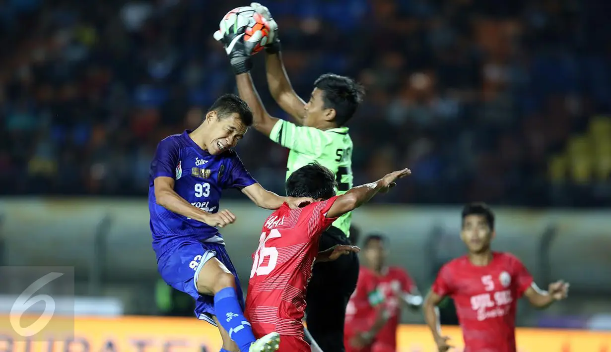 Penjaga gawang Sulawesi Selatan, Syaiful (tengah) mematahkan umpan lambung pemain Jawa Barat pada laga final PON XIX 2016 di Stadion Si Jalak Harupat, Kab Bandung, Rabu (28/9). Jabar unggul lewat adu penalti 5-4. (Liputan6.com/Helmi Fithriansyah)