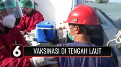 Puluhan petugas Direktorat Kepolisian Perairan dan Udara Polda Jawa Timur, menggelar vaksinasi di tengah laut Pasuruan, dengan menggunakan kapal patroli dan tactical boat.