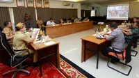 Ketua Umum Apkasi Abdullah Azwar Anas bersama Wakil Bupati dan seluruh jajaran Forum Pimpinan Daerah, koordinasi terkait langkah Pemkab Banyuwangi dalam merealokasi APBD 2020 guna pencegahan dan penanganan Covid-19. (istimewa)
