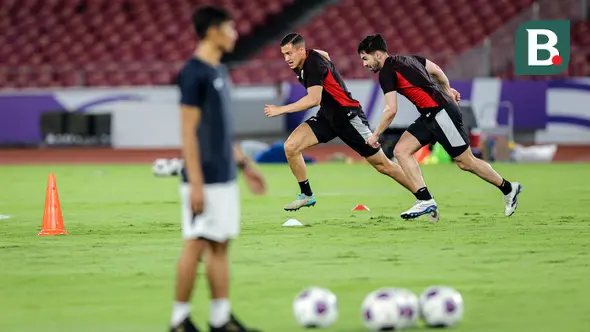 <p>Pemain Timnas Indonesia, Jay Idzes (tengah) dan Sandy Walsh saat latihan resmi menjelang laga putaran ketiga Grup C Kualifikasi Piala Dunia 2026 di Stadion Utama Gelora Bung Karno (SUGBK), Senayan, Jakarta, Senin (24/03/2025). (Bola.com/Bagaskara Lazuardi)</p>