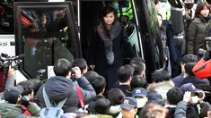 Hyon Song-wol, pemimpin Delegasi Korea Utara, turun dari bus setibanya di Stasiun Kereta Seoul, Korea Selatan, Minggu (21/1). Kedatangan mantan kekasih Kim Jong Un itu memantau venue untuk Olimpiade Musim Dingin di Pyeongchang. (Kim Sun-ung/Newsis via AP)