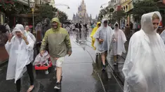 Pengunjung meninggalkan Walt Disney World saat kondisi memburuk dengan mendekatnya Badai Nicole di Danau Buena Vista, Florida, Rabu (9/11/2022). Semua taman Disney di Florida Tengah ditutup Rabu pagi karena badai yang akan datang. (Joe Burbank/Orlando Sentinel via AP)
