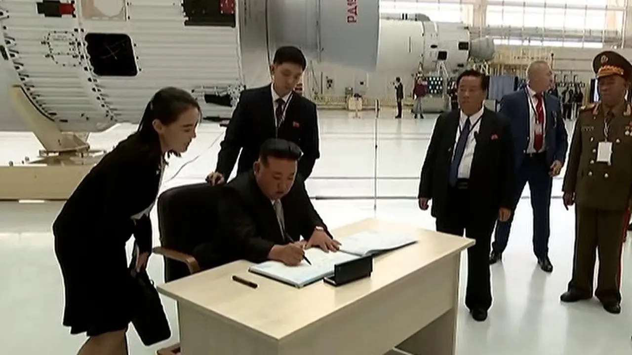 Kim Jong Un dan adik perempuannya Kim Yo Jong saat berada di Kosmodrom Vostochny, Timur Jauh Rusia, pada Rabu (13/9/2023). (Dok. CNN)