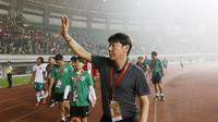 Tak lupa Shin Tae-yong serta asisten pelatih Timnas Indonesia U-19 memberikan rasa terima kasih kepada suporter. (Bola.com/M Iqbal Ichsan)