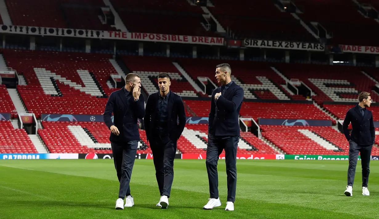 Cristiano Ronaldo bersama rekan-rekannya berjalan di dalam stadion Old Trafford jelang bertanding melawan Manchester United pada grup H Liga Champions, Inggris (22/10). Juventus berada di posisi pertama di grup tersebut. (AP Photo/Martin Rickett)