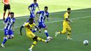 Pemain Barcelona, Nelson Semedo, melepaskan tendangan ke gawang Alaves pada laga La Liga di Stadion Mendizorroza, Minggu (19/7/2020). Barcelona menang dengan skor 5-0. (AP/Alvaro Barrientos)