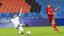 Pemain Swiss, Silvan Widmer, mencetak gol ke gawang Jerman pada laga UEFA Nations League di Stadion St. Jakob-Park, Senin, (7/9/2020). Kedua tim bermain imbang 1-1. (Georgios Kefalas/Keystone via AP)