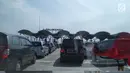Sejumlah mobil mengantre untuk melintasi gerbang Tol Palimanan saat mudik natal, Jawa Barat, Sabtu (23/12). Antrean panjang untuk melintasi gerbang Tol Paliman ini macet hingga 5 Km. (Liputan6.com/ Gabriel Abdi Susanto)
