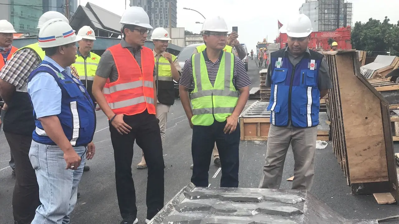 Sandiaga Uno menyambangi lokasi proyek fly over Pancoran, Jakarta